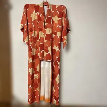츠케사게 기모노 오렌지와 베이지 무늬