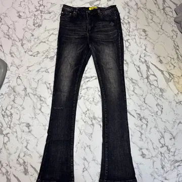 GUAPI 블랙 부츠컷 데님