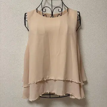 베이지 슬리브리스 프릴 상의