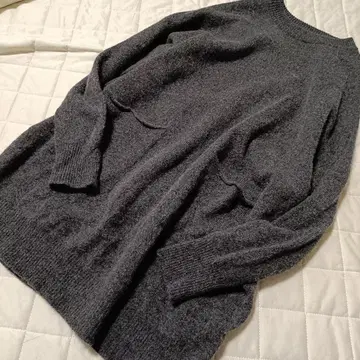 울 100% 다크 그레이 긴팔 니트