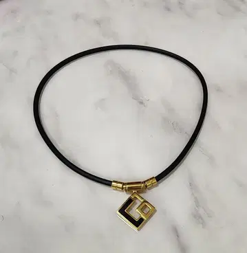 기하학 디자인 목걸이 블랙/골드