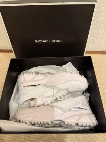 MICHAEL KORS 화이트 스니커즈