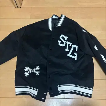 STG 로고 자수 블랙 바시티 자켓