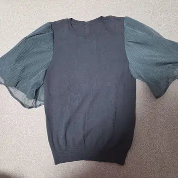 다크 그레이 프릴 소매 반팔 니트