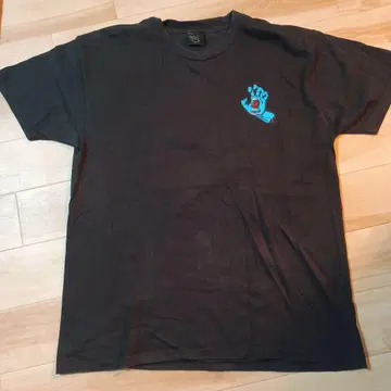 블랙 T셔츠 파란 손 디자인
