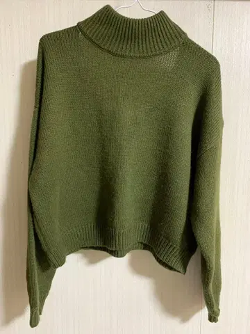 올리브 그린 터틀넥 스웨터 F 사이즈