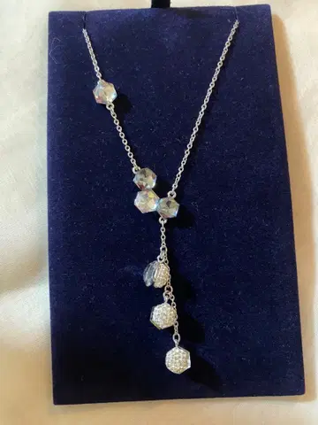 [ 새상품급 ] 스와로브스키 Y자 크리스탈 목걸이