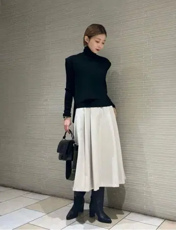 미사용 새상품 유나이티드 애로우즈 T/R 턱 볼륨 스커트 (L)