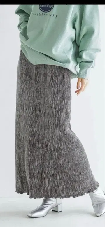 LOWRYSFARM 샤이니 벨로아 타이트 스커트 그레이