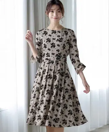 [ 야스다 미사코 씨 착용 ] 꽃무늬 7부 소매 플레어 원피스 새상품급