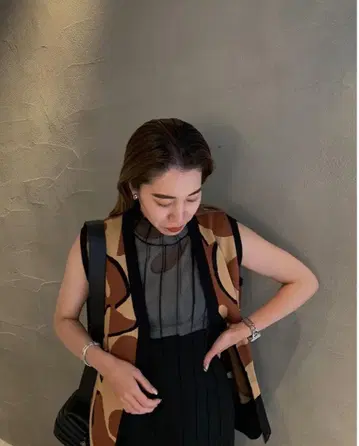 Ameri MEDI CURVE ART 2WAY VEST KNIT TOP