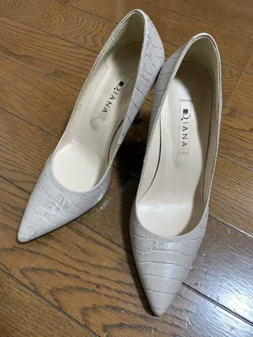 DIANA 악어 엠보싱 하이힐 베이지 화이트