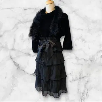 인조 모피 부착 블랙 셋업 플리츠 드레스 리본