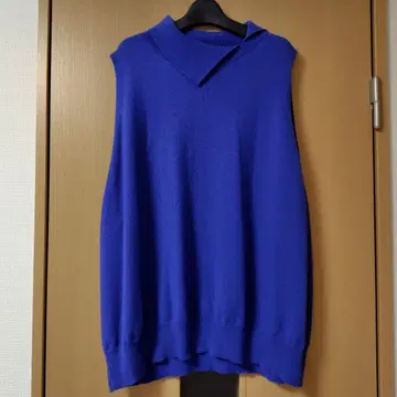 파란색 슬리브리스 니트 베스트