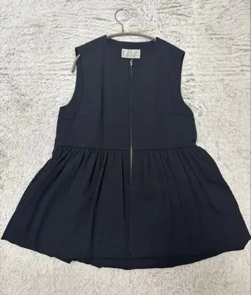 엠프리미어 쿠튀르 다이아 자카드 페플럼 다운 베스트