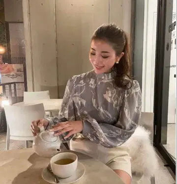 셰리에 sheller 페인트 플라워 블라우스 그레이