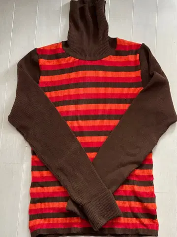 빨간색과 브라운 스트라이프 터틀넥 스웨터