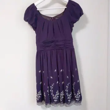 [미사용 새상품] L'EST ROSE 반팔 원피스 보라색 자수 꽃무늬