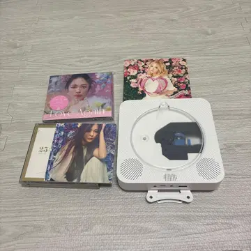화이트 CD 플레이어와 CD 3종 세트
