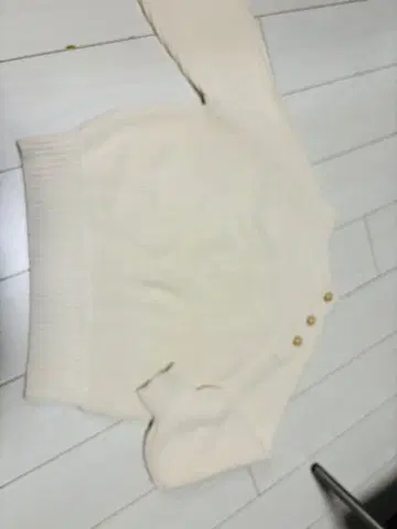 아이보리 래글런 소매 니트 스웨터