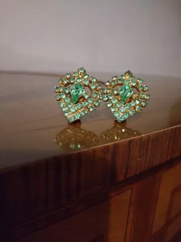 영국 앤티크 그린 컬러 스톤 귀찌