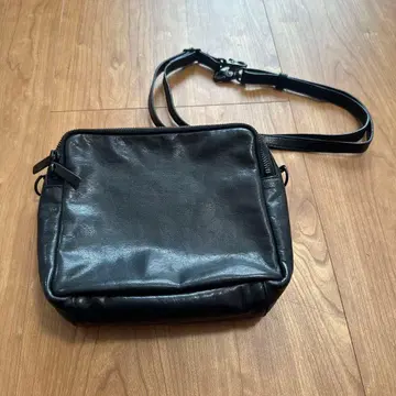 패트릭 스테판 바디백 가죽 블랙