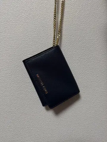 MICHAEL KORS 네이비 이단 접이식 지갑