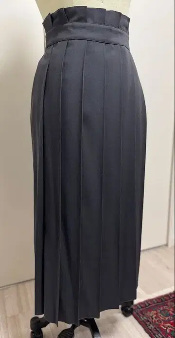 다크 그레이 하이웨스트 플리츠 스커트