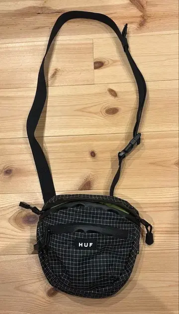 HUF 체크 무늬 바디백