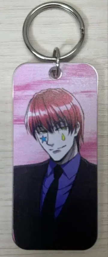 아크릴 키링 수트 차림의 캐릭터