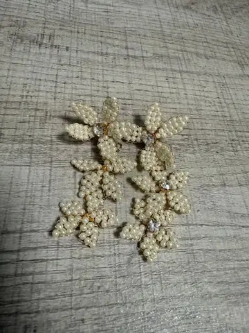 꽃 모티브 화이트 펄 비즈 귀걸이