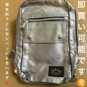 메탈릭 실버 백팩