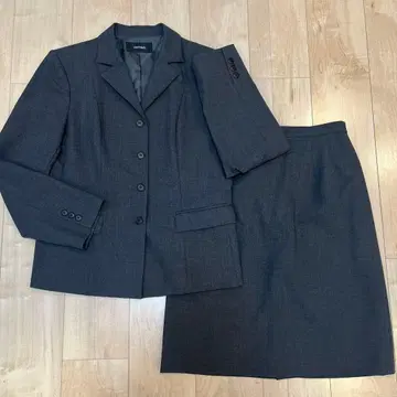 ANTINO 그레이 수트 자켓과 스커트 세트