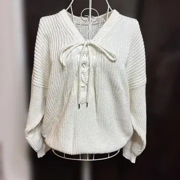 맥피 아이보리 V넥 니트 긴팔