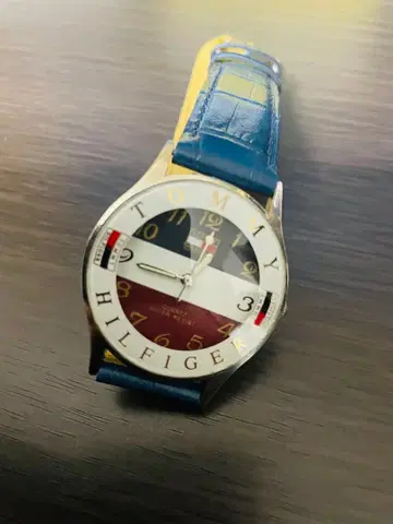TOMMY HILFIGER 멀티 컬러 디자인 아날로그 시계