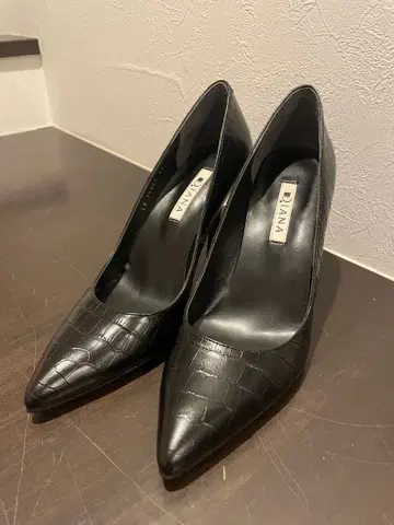 다이애나 크로커다일풍 블랙 하이힐