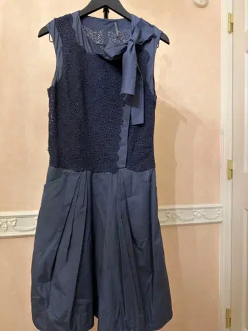 슬리브리스 무릎 기장 원피스 네이비