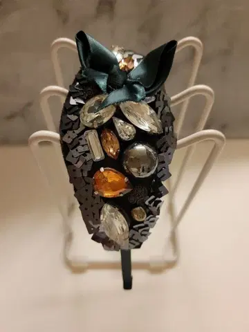 비쥬가 달린 리본 헤어밴드