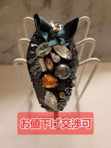 비쥬가 달린 리본 헤어밴드