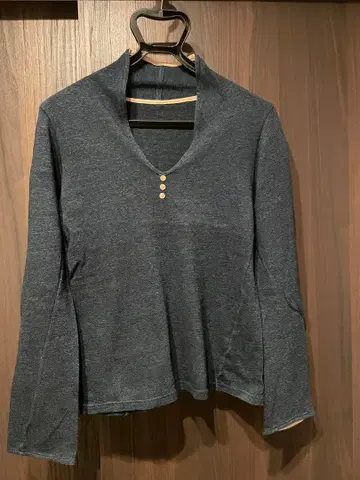 팔라스 팰리스 그레이 V넥 긴팔 상의 코튼 100%