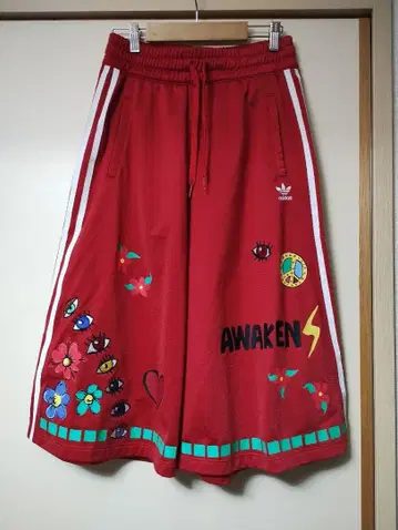 adidas x PHARREL WILLIAMS 하프 팬츠 무릎 아래