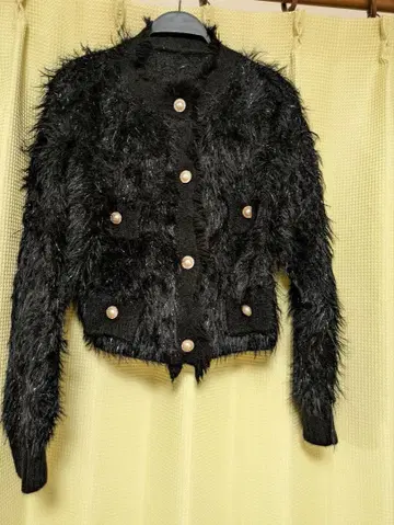 퍼 소재의 블랙 가디건