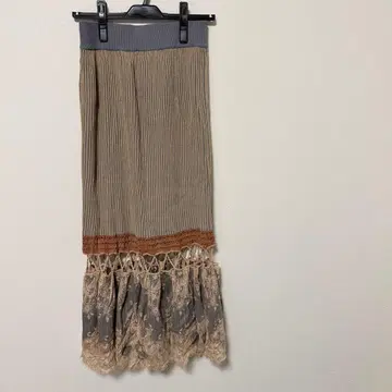 SCALLOP LACE KNIT SKIRT