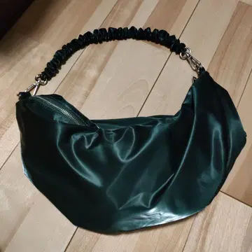 다크 그린 핸드백 지퍼 포함