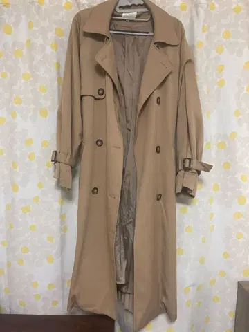 베이지 더블 브레스트 트렌치코트