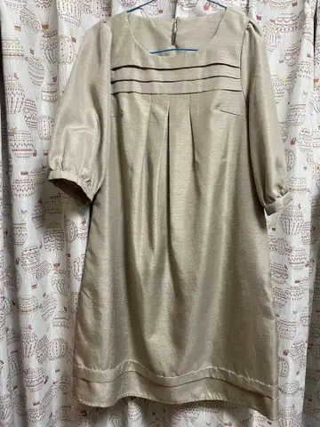 베이지 반팔 무릎 기장 원피스 M 사이즈