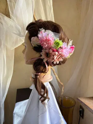 성인식에도 핑크 계열 꽃 장식 헤어 액세서리