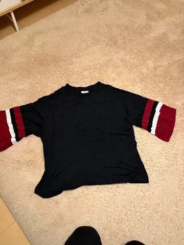 SHAREEE 블랙 스트라이프 소매 T셔츠