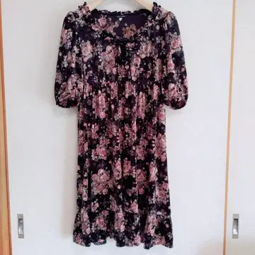 [ 새상품급 ] 레스트로즈 무릎 기장 원피스 반팔 벨로아 꽃무늬 블랙