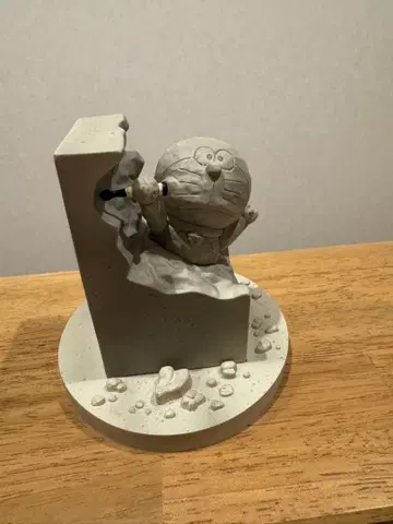 도라에몽 피규어 바위 절벽에서 나오는